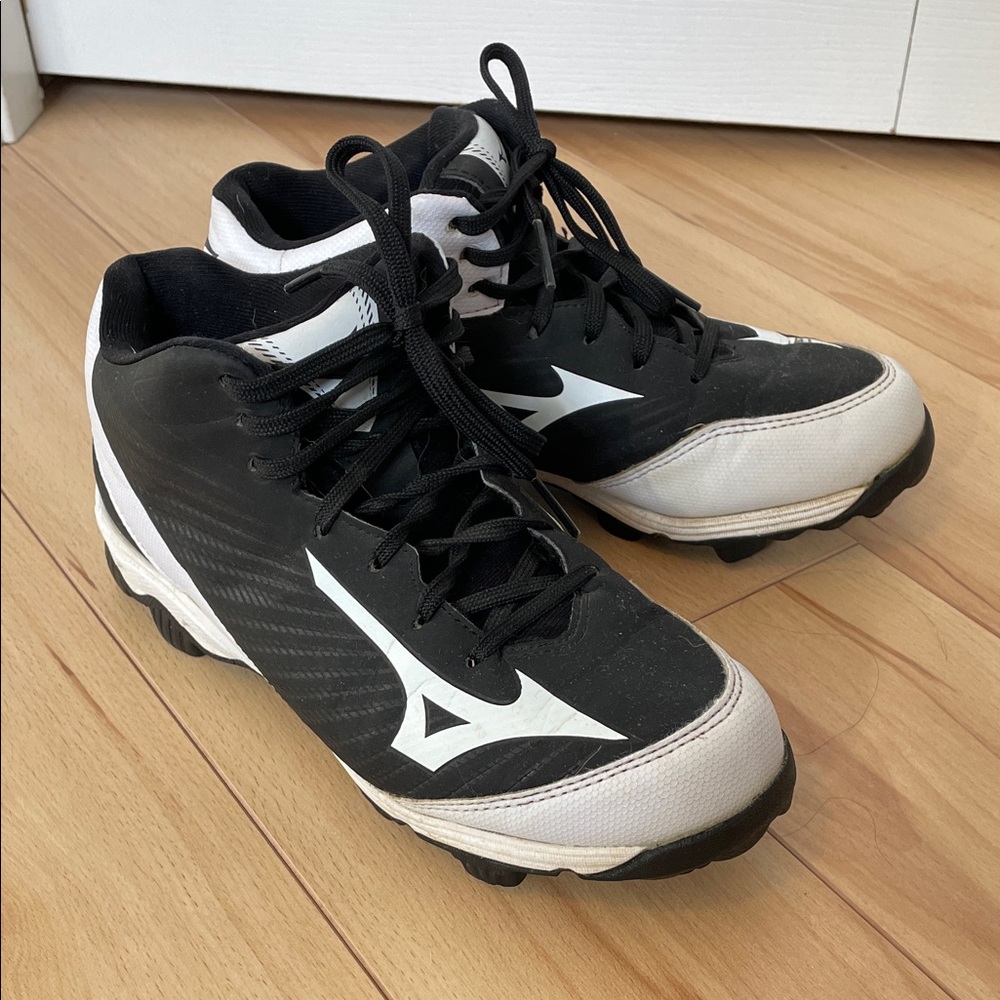 Mizuno Youth Sz 5.5 Black and White Baseball Cleats